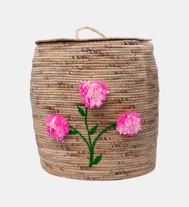 سلة كبيرة من أعشاب البحر مزينة بأزهار