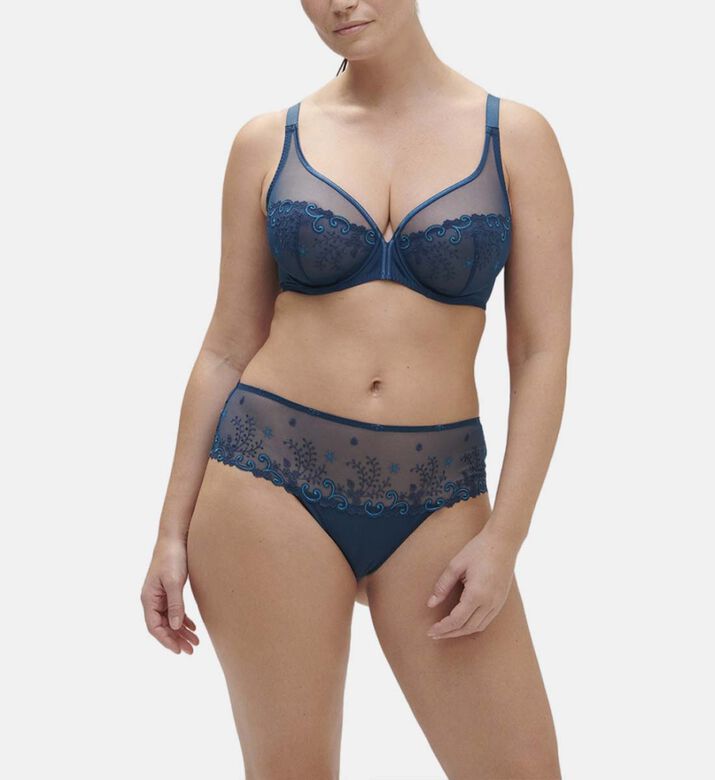 Delice Embroidered Shorty