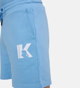 شورت قصير بجيوب جانبية مفتوحة وقصة عادية