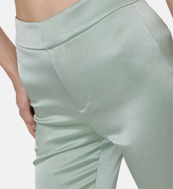 بنطال واسع بخصر عالٍ