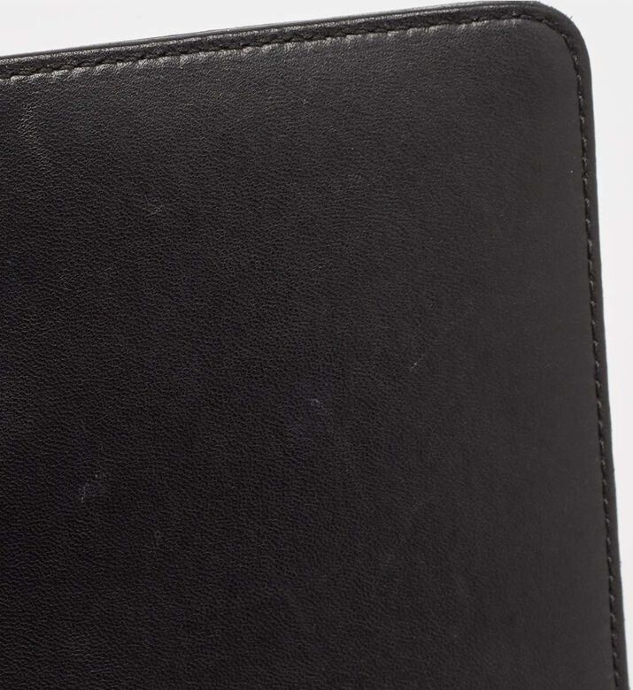 حقيبة شانيل بوي متوسطة الحجم بجلد مبطّن بغطاء قلاب مملوكة مسبقًا