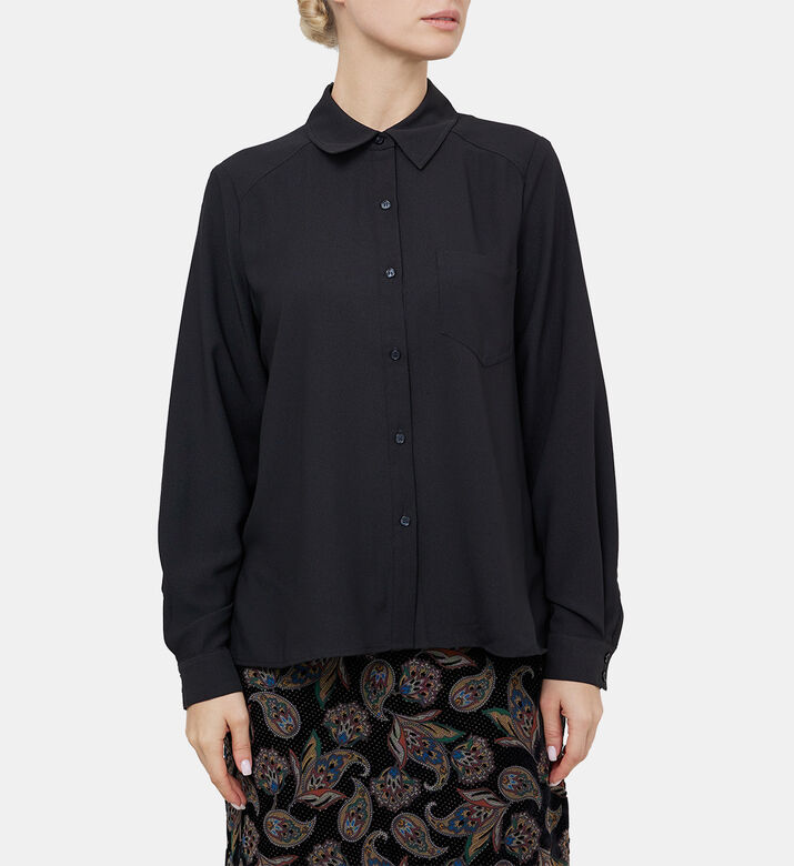 قميص فضفاض بأزرار وطيات خلفية