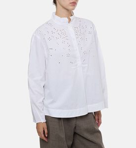 بلوزة يونانية مزينة بحلقات مفرغة