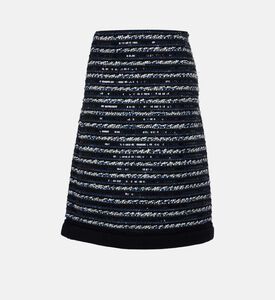 تنورة واسعة مزينة بترتر