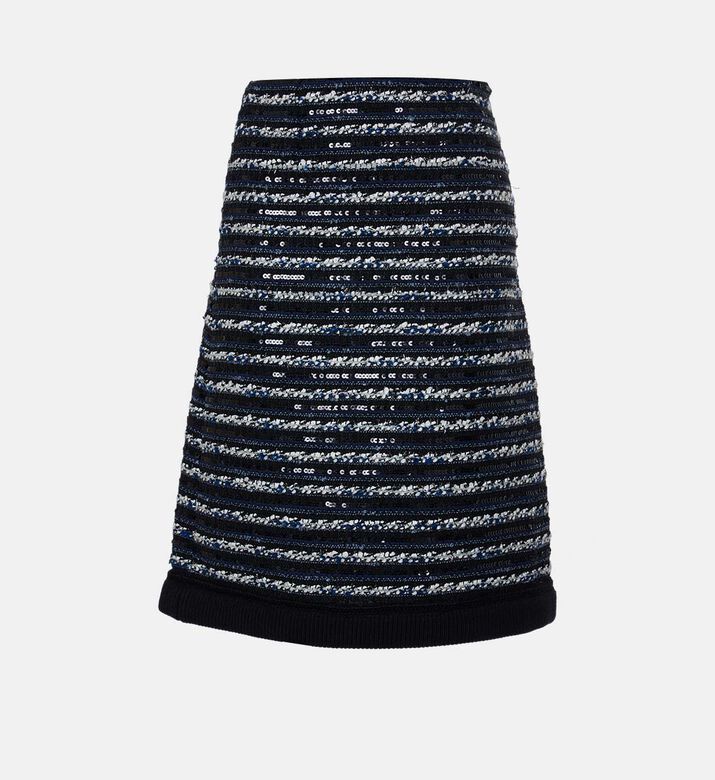 تنورة واسعة مزينة بترتر