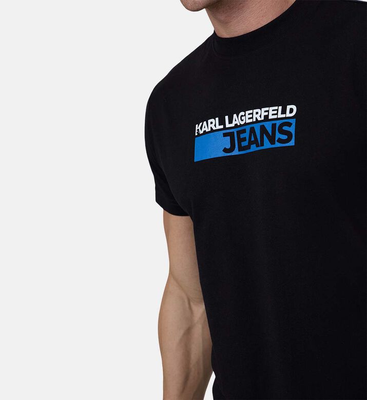 تيشيرت بشعار بقصة ضيقة تيشيرت بشعار بقصة ضيقة