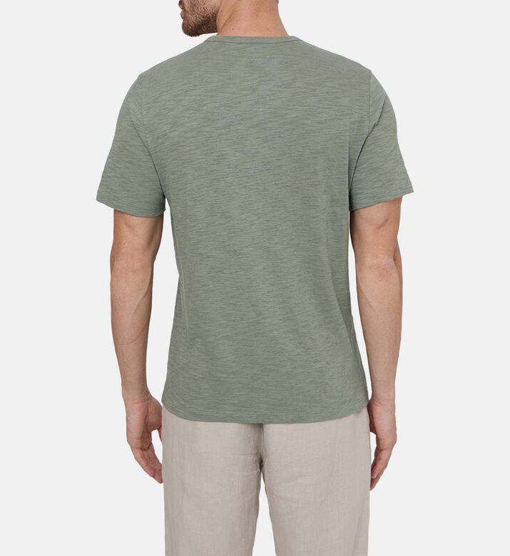 تيشيرت غير رسمي بياقة بشكل في