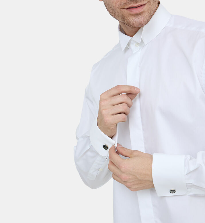 قميص بأكمام طويلة بقصة مناسبة