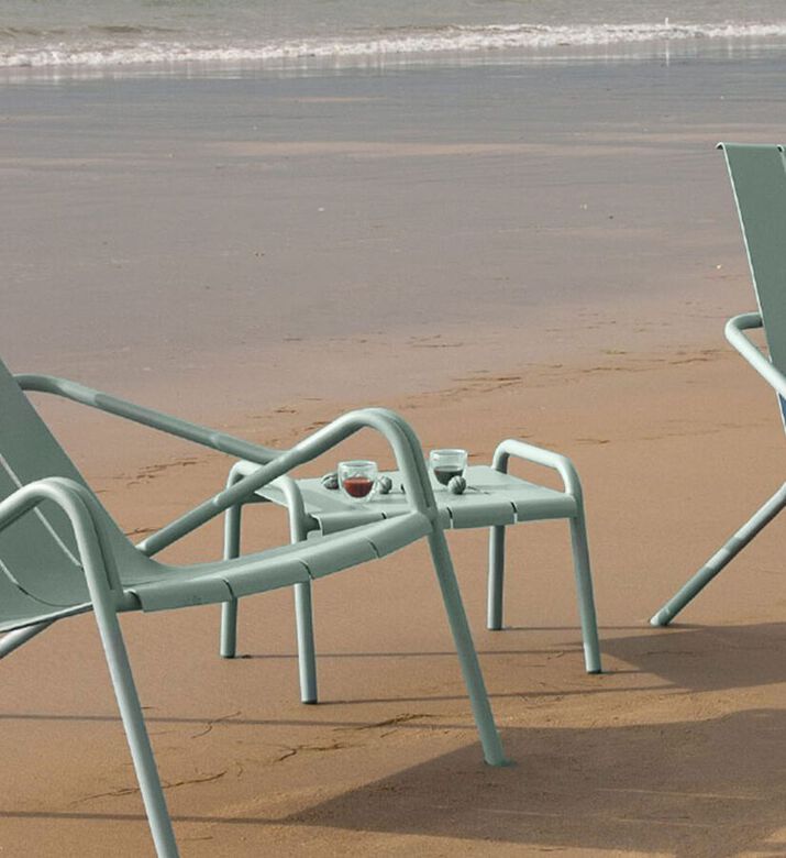 طاولة منخفضة من الألومنيوم من فليول