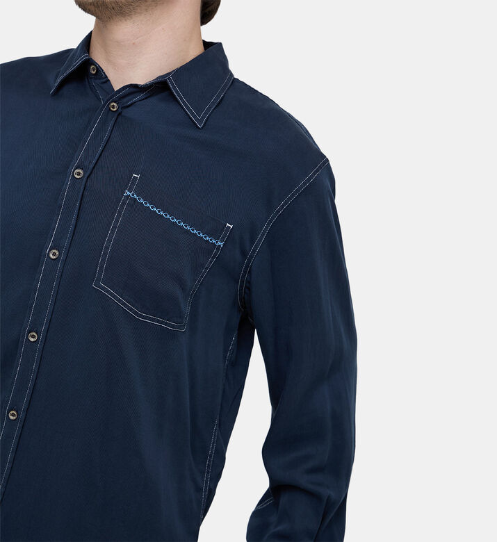 قميص بأكمام طويلة بجيب صدر دنيم