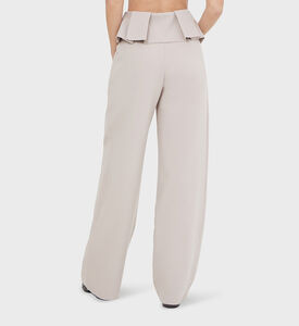 بنطال واسع الأرجل ومزين بكشكشة