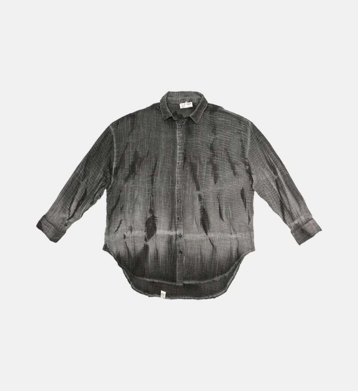 قميص من القطن العضوي على الأرض