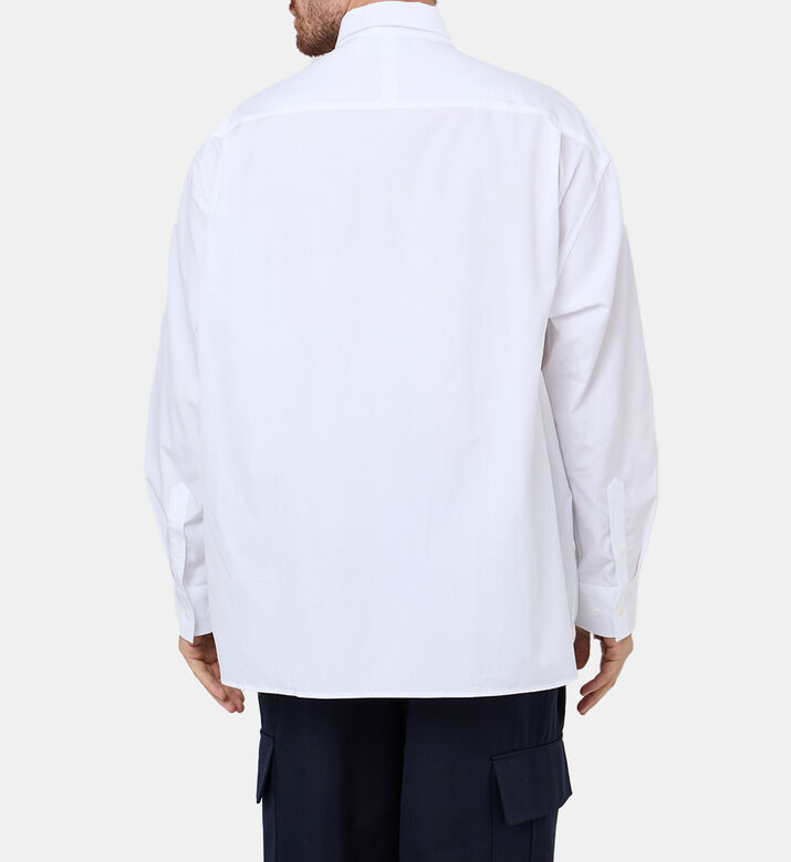 قميص مطرز بشعار مطرز بصف أزرار