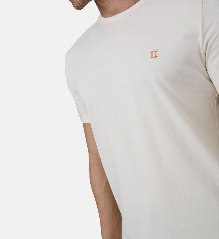 تيشيرت بشعار مطرز