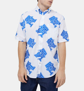 قميص بطبعة أحرف العلامة بأزرار أمامية