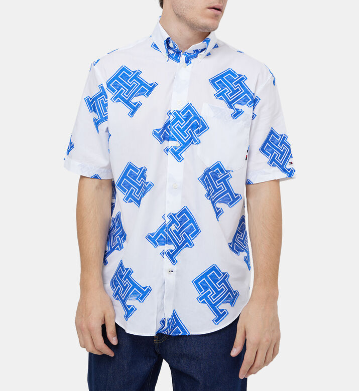 قميص بطبعة أحرف العلامة بأزرار أمامية