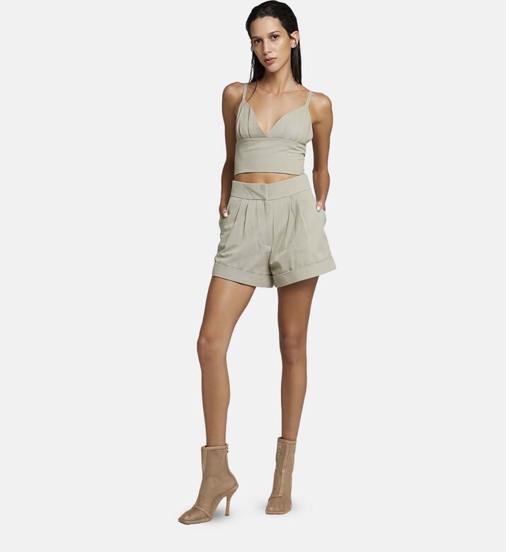 بلوزة بكتفين رفيعين وياقة بشكل في