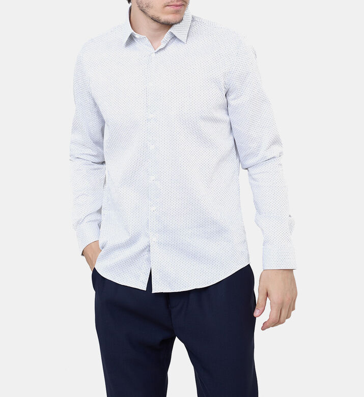 قميص بياقة بقصة ضيقة بنقشة أحرف الماركة