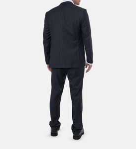 بدلة بقصة عادية وإغلاق بأزرار