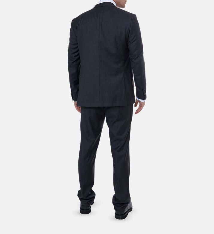 بدلة بقصة عادية وإغلاق بأزرار