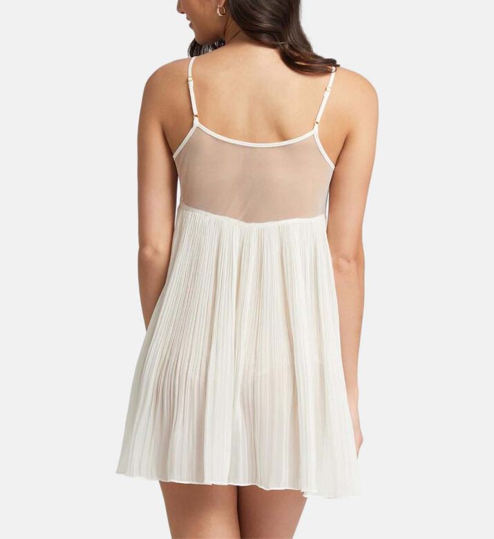 فستان قصير بطيّات بدون أكمام