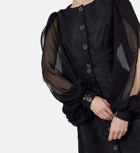 فستان بأكمام طويلة شفافة