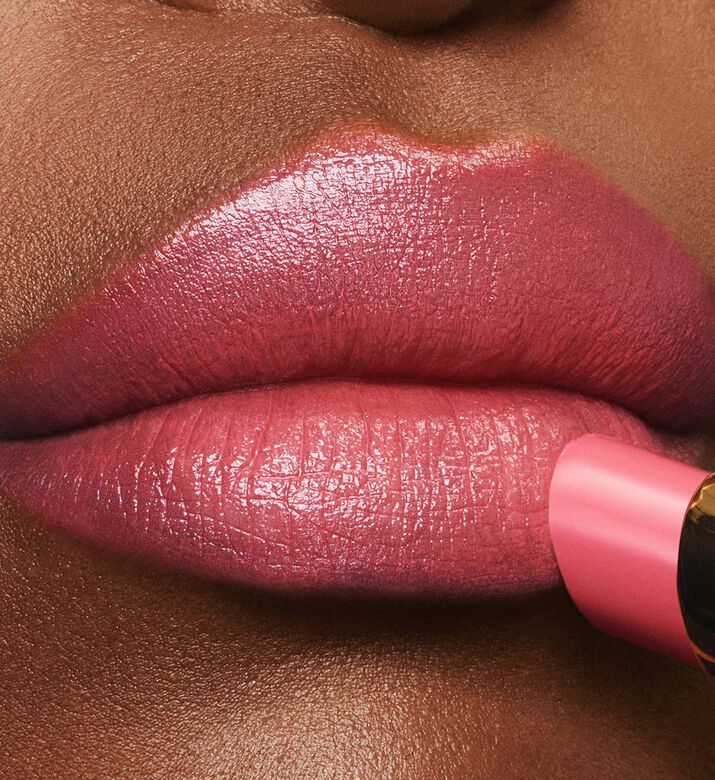 لون شفاه إم يو فائق اللمعان