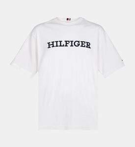 تيشيرت بأحرف العلامة بقصة كلاسيكية