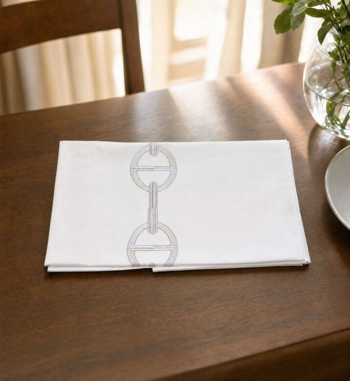 Dea Chaine-embroidery Table Cloth, Model View