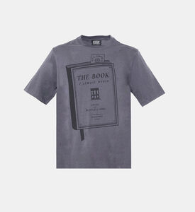 تيشيرت بطبعة بشكل كتاب بقصة عادية