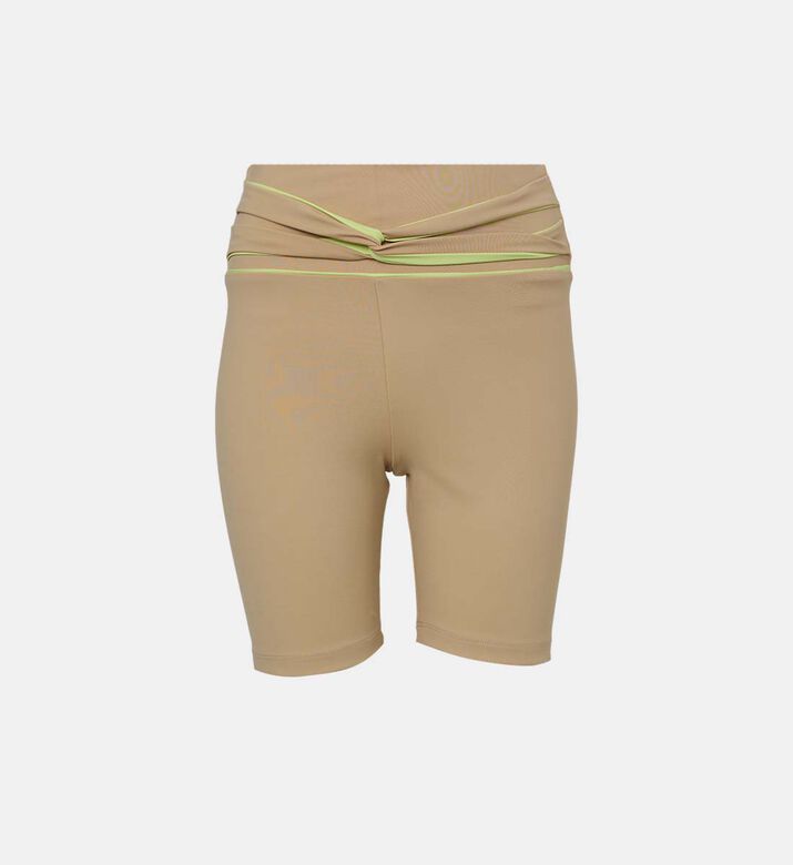 شورت بحزام على شكل حرف في