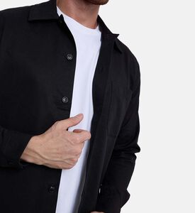 قميص بصف أزرار وجيب على الصدر