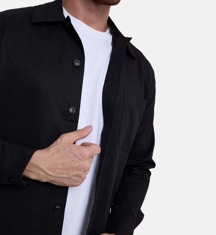 قميص بصف أزرار وجيب على الصدر