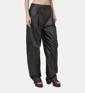 بنطال ذو طيّات بساق عريضة