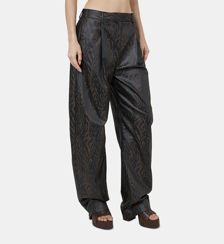 بنطال ذو طيّات بساق عريضة