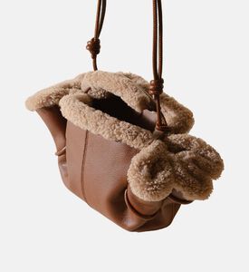 حقيبة يد أرتا صغيرة بفرو غنم مجعد