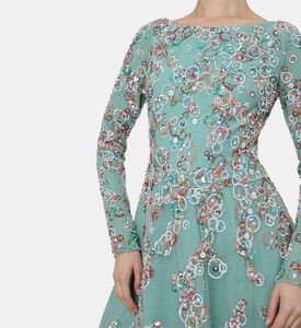 فستان مزين بقصّة انسيابية