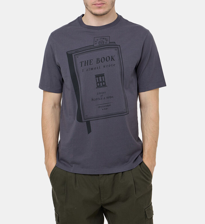 تيشيرت بطبعة بشكل كتاب بقصة عادية