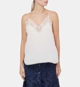 كريستي كاراكو مع خطوط العنق مغرفة