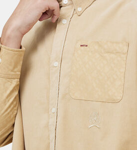 قميص بياقة بأكمام مختلفة