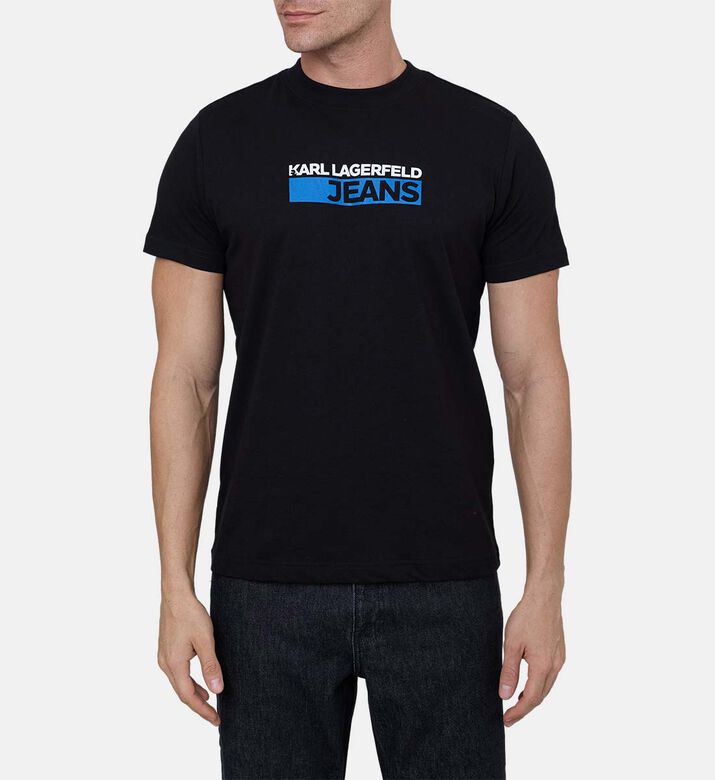 تيشيرت بشعار بقصة ضيقة تيشيرت بشعار بقصة ضيقة