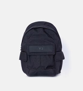 حقيبة ظهر بجيوب بغطاء قلاب بتفصيل شعار