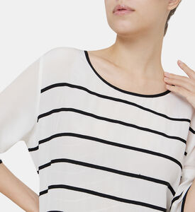 قميص حريري مخطط أفقيًا