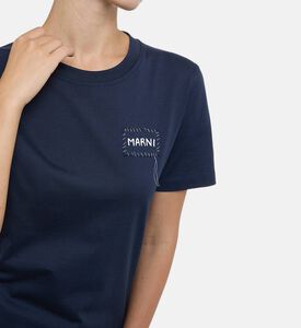 تيشيرت بياقة دائرية وتطريز شعار