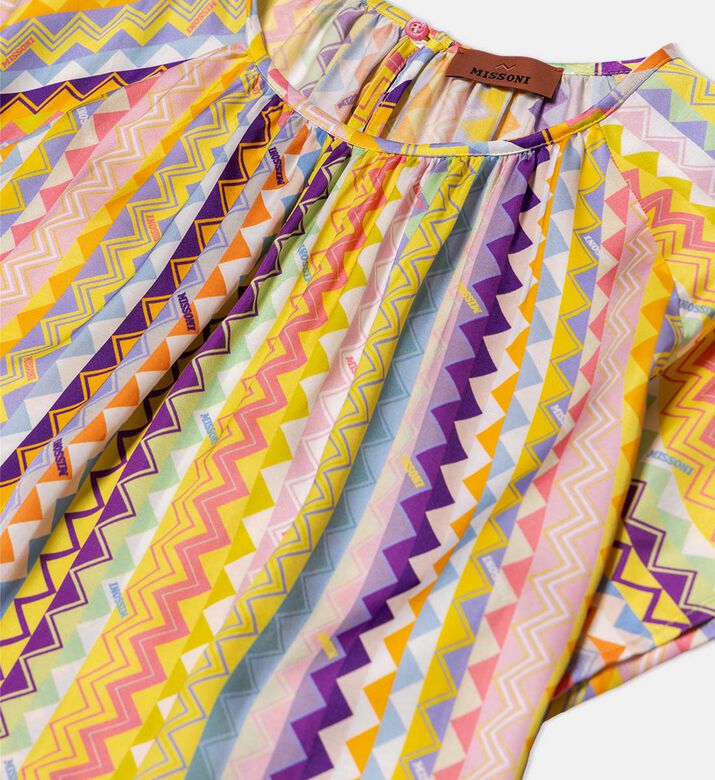 قميص بطبعة متعرجة ملونة