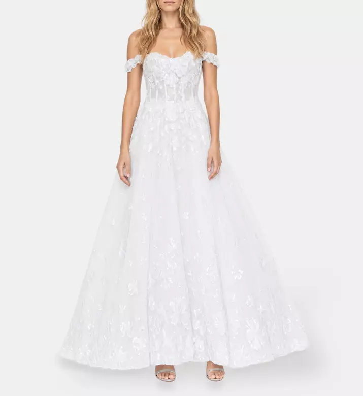AAVVA Dress Hazar, Model View