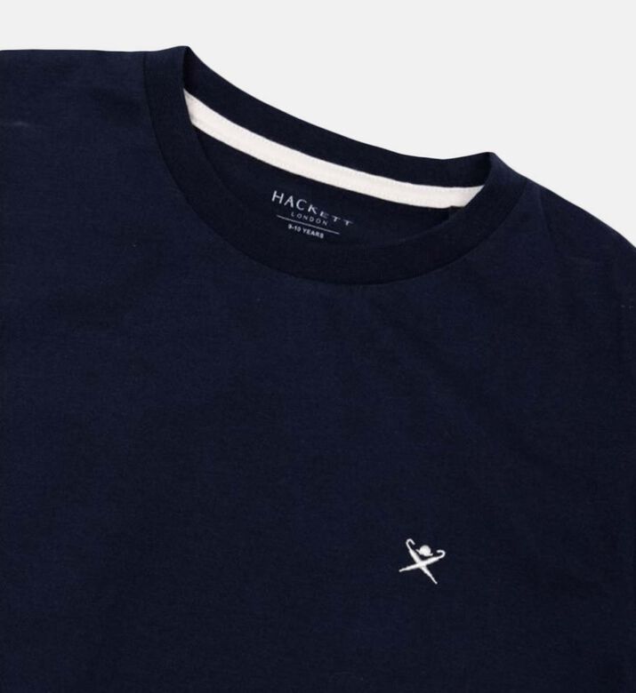 تي شيرت قطني بياقة دائرية وشعار صغير تي شيرت قطني بياقة دائرية وشعار صغير