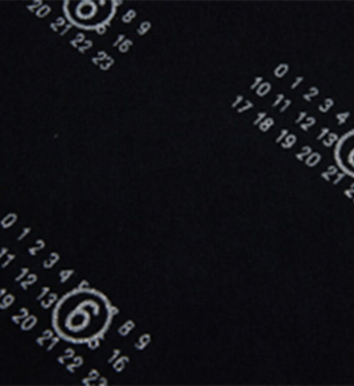 تيشيرت بأكمام طويلة بطبعة لوغو على كامله