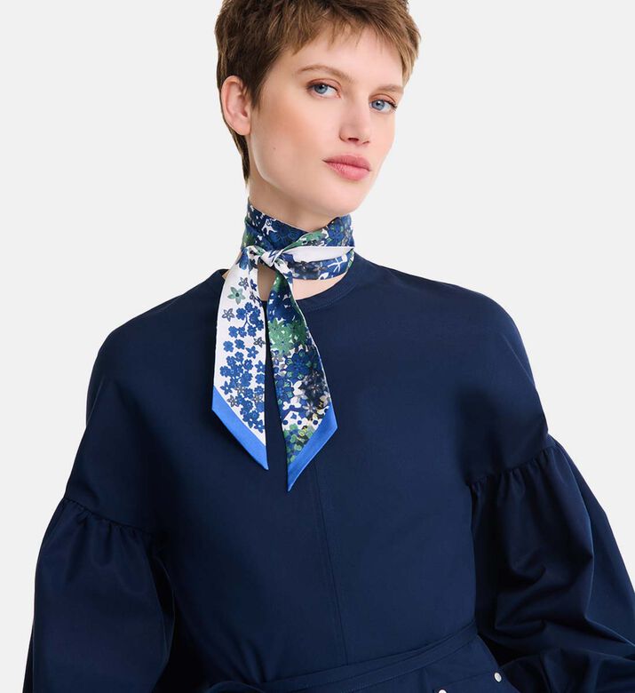 طوق رأس حريري مزين بأزهار