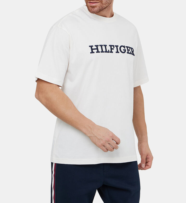 تيشيرت بأحرف العلامة بقصة كلاسيكية